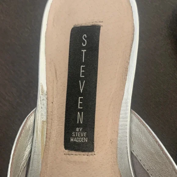 Steve Madden Metallic Silver Leather Horse Bit Mules. - Picture 2 of 10